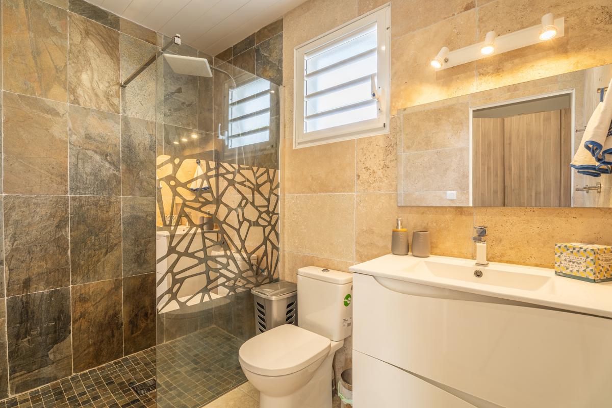 23Location villa piscine 4 chambres sainte luce_la salle d'eau 1